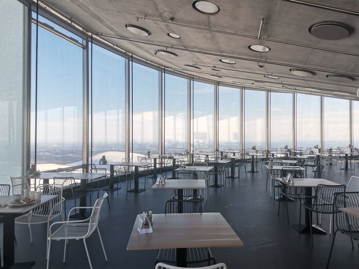 Ресторан «Плато» делится на столовую, где действует шведский стол, бар и ресторан. Панорамные окна позволяют во время приема пищи лицезреть Кольский полуостров с высоты и наблюдать за склонами