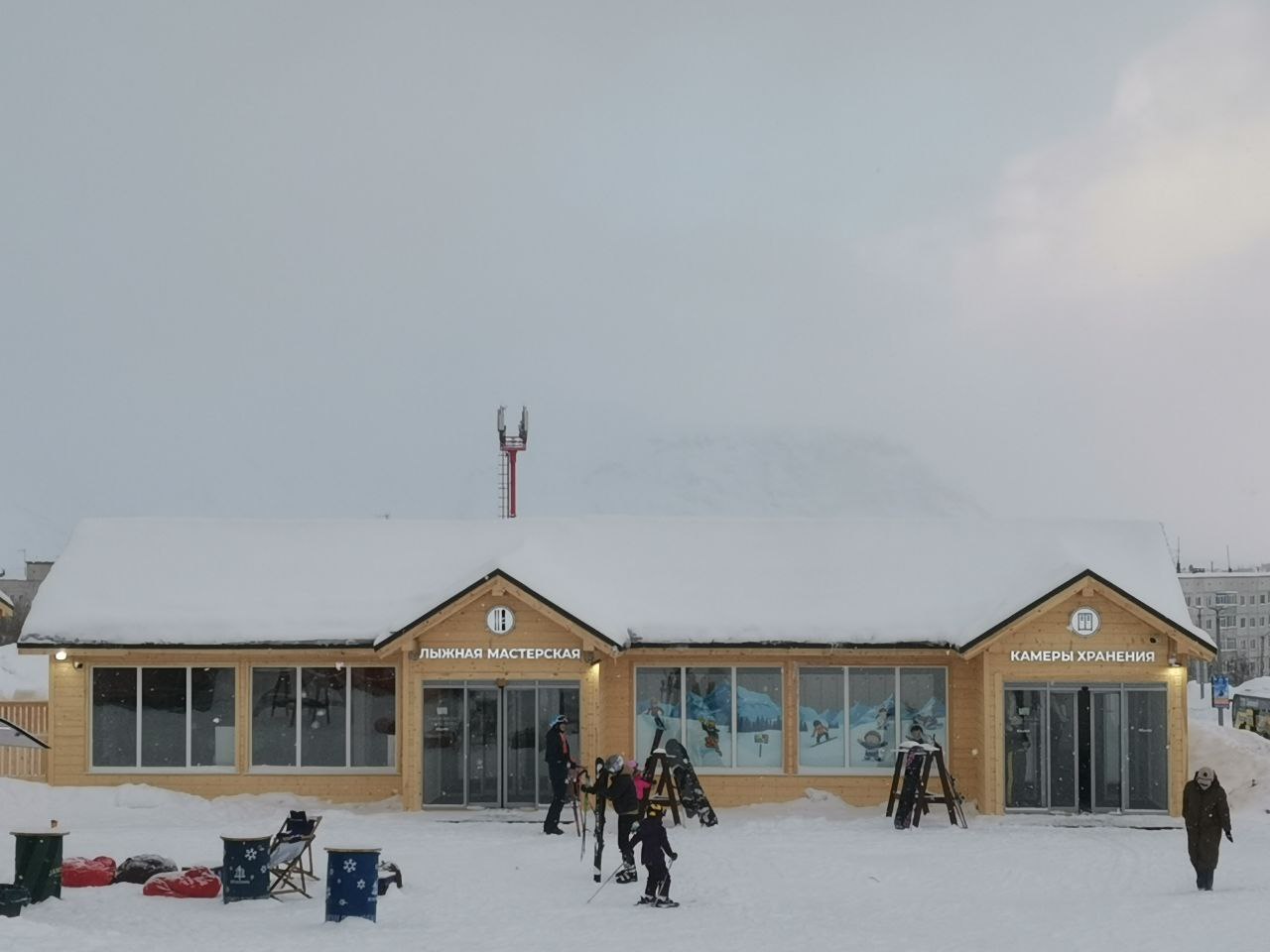 За прокатом на северном склоне есть еще одно здание, где можно обслужить лыжи и доску, переодеться в кабинке и арендовать шкафчик в камере хранения