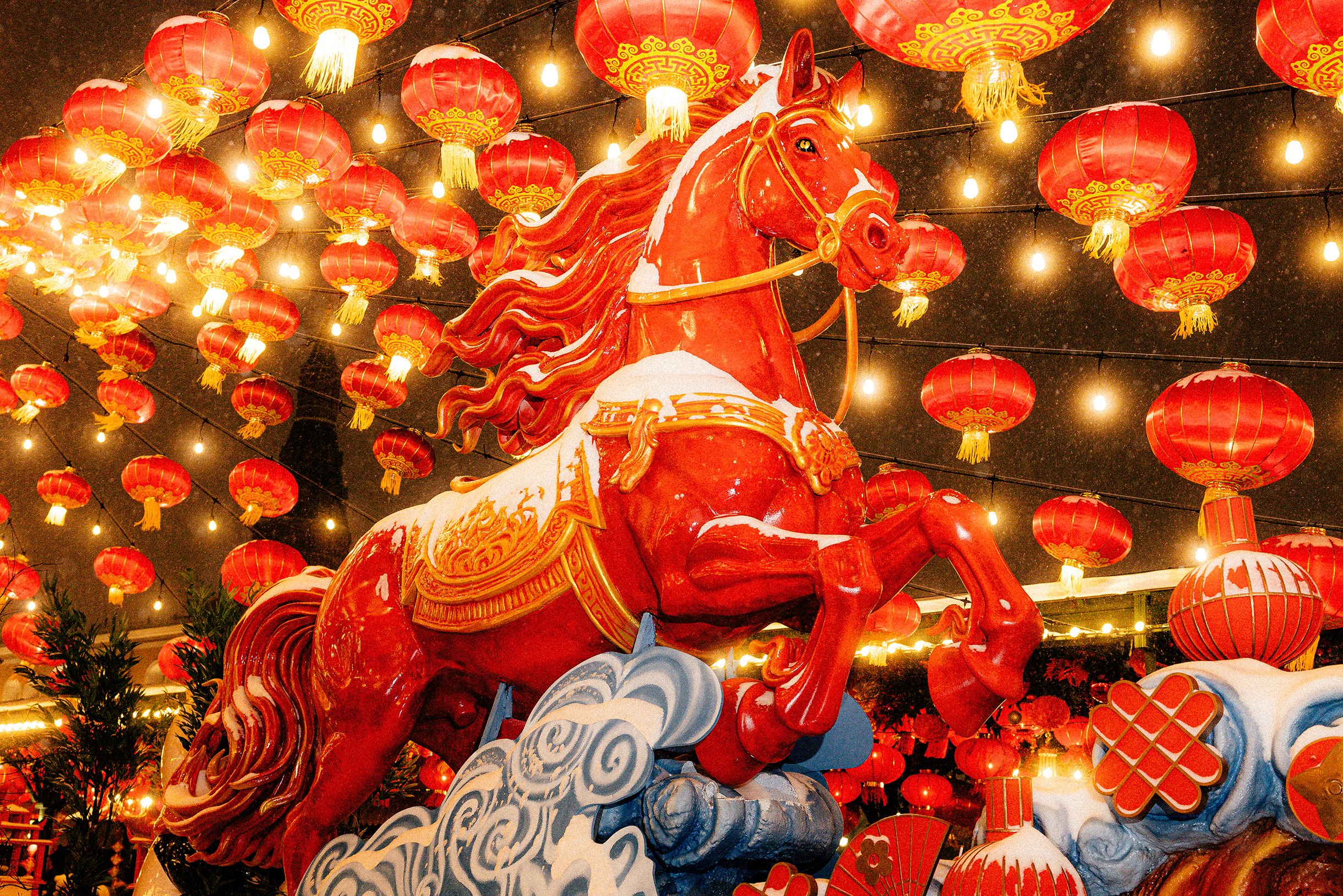 В самом сердце Манежной площади — главный символ наступившего нового года. Красная огненная лошадь выглядит еще ярче и эпичнее на фоне московской вьюги