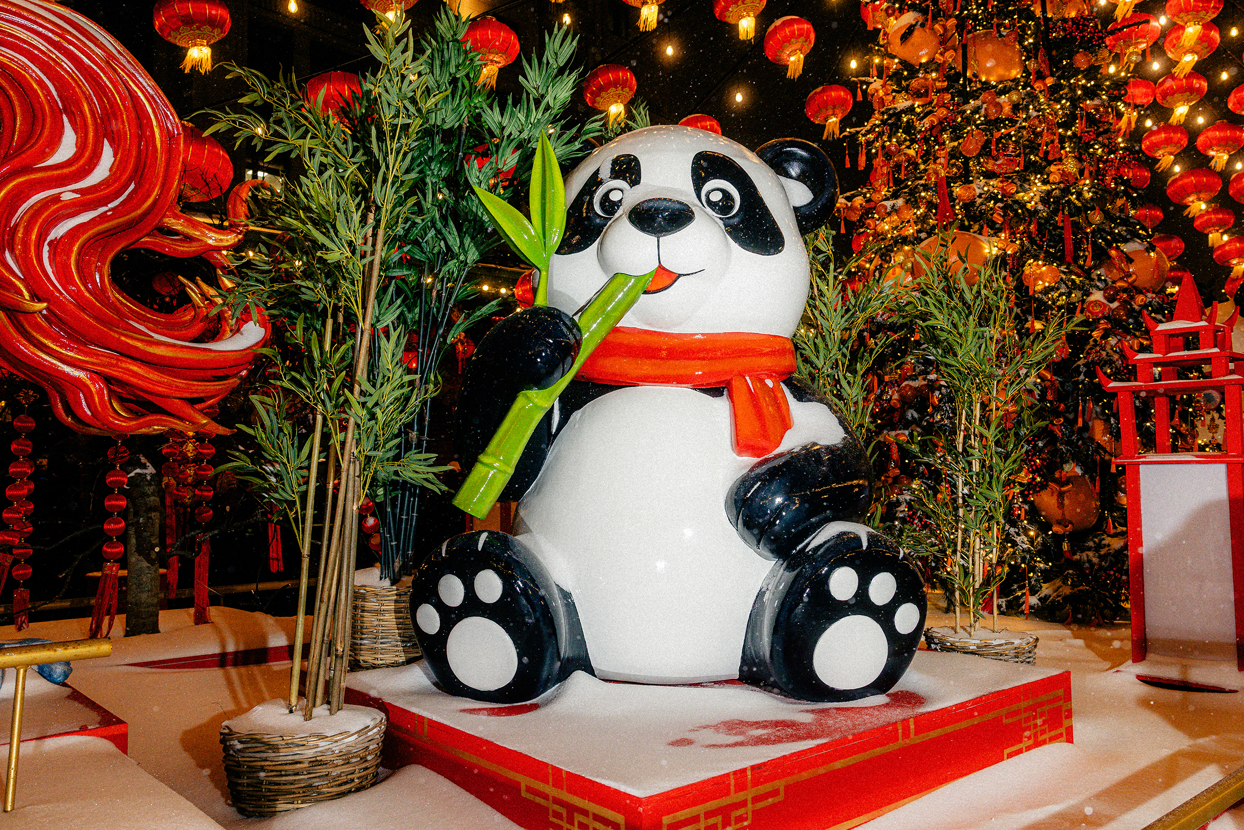 Все панды мира принадлежат Китаю, но огромные черно-белые медведи на Манежной выглядят так, будто жили здесь всегда