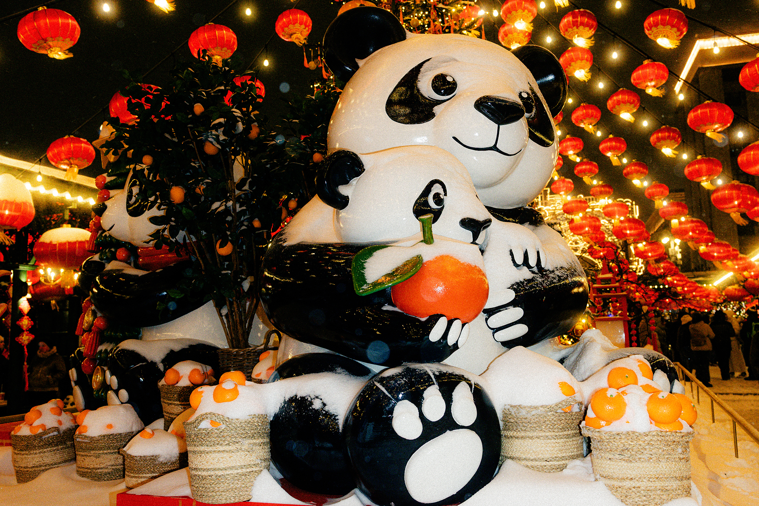 Большая панда олицетворяет дружелюбие, мир и гармонию. А мандарины — главный символ богатства и успеха