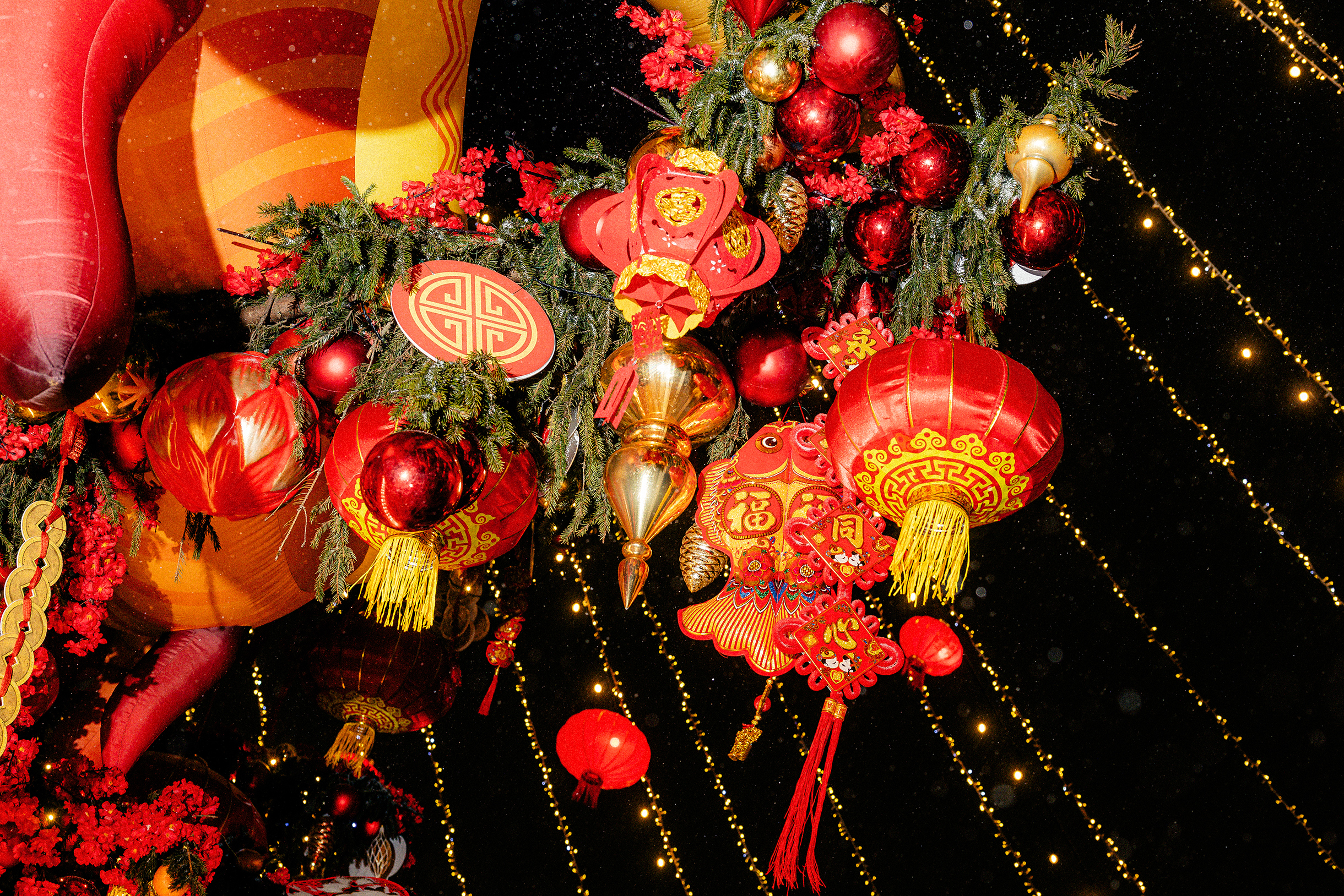 Фонарики дэнлун — классический символ китайского Нового года и обязательный элемент праздничного декора