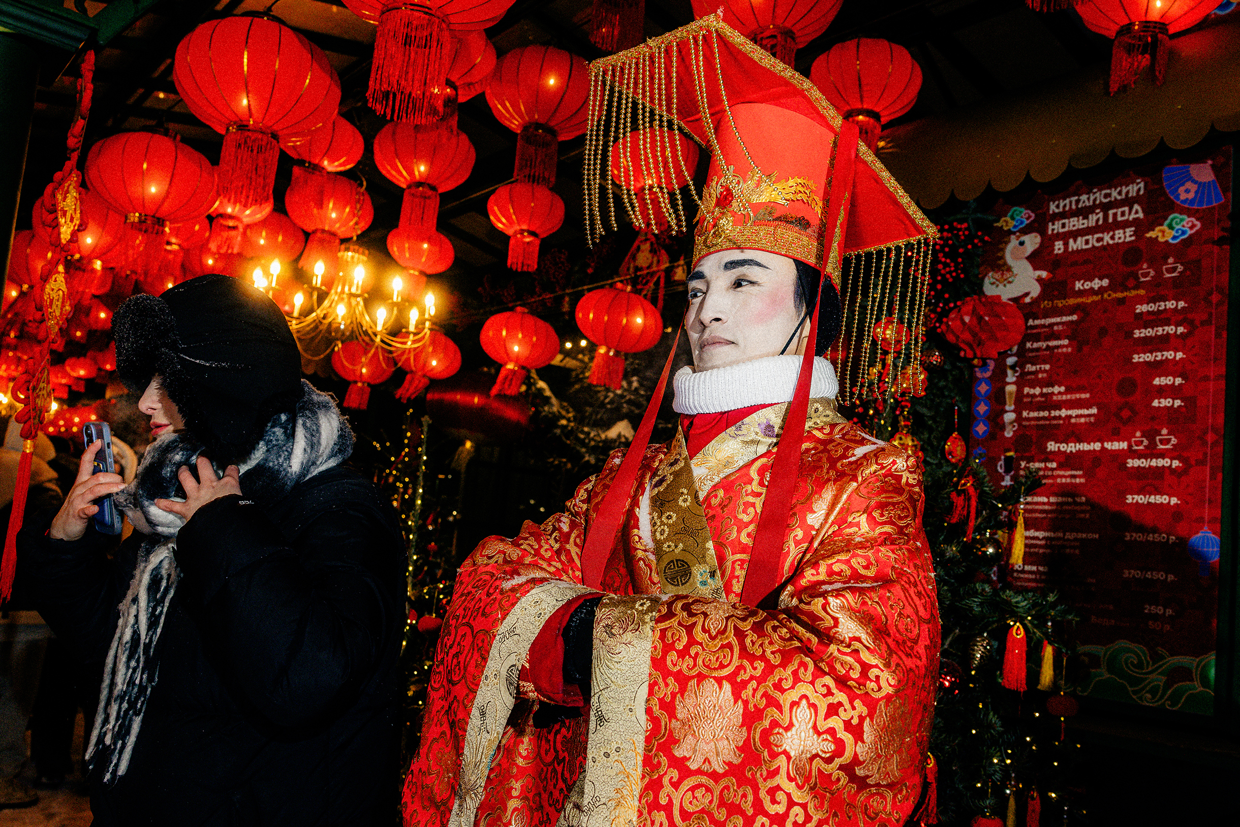 На фестиваль приехали артисты из разных регионов Китая: Пекина, Гуандуна, Хайнаня, Хэнаня, Чжэцзяна и Внутренней Монголии. Они показывают традиционные танцы, номера с элементами акробатики, боевые искусства ушу, играют народную музыку, а также проводят мастер-классы