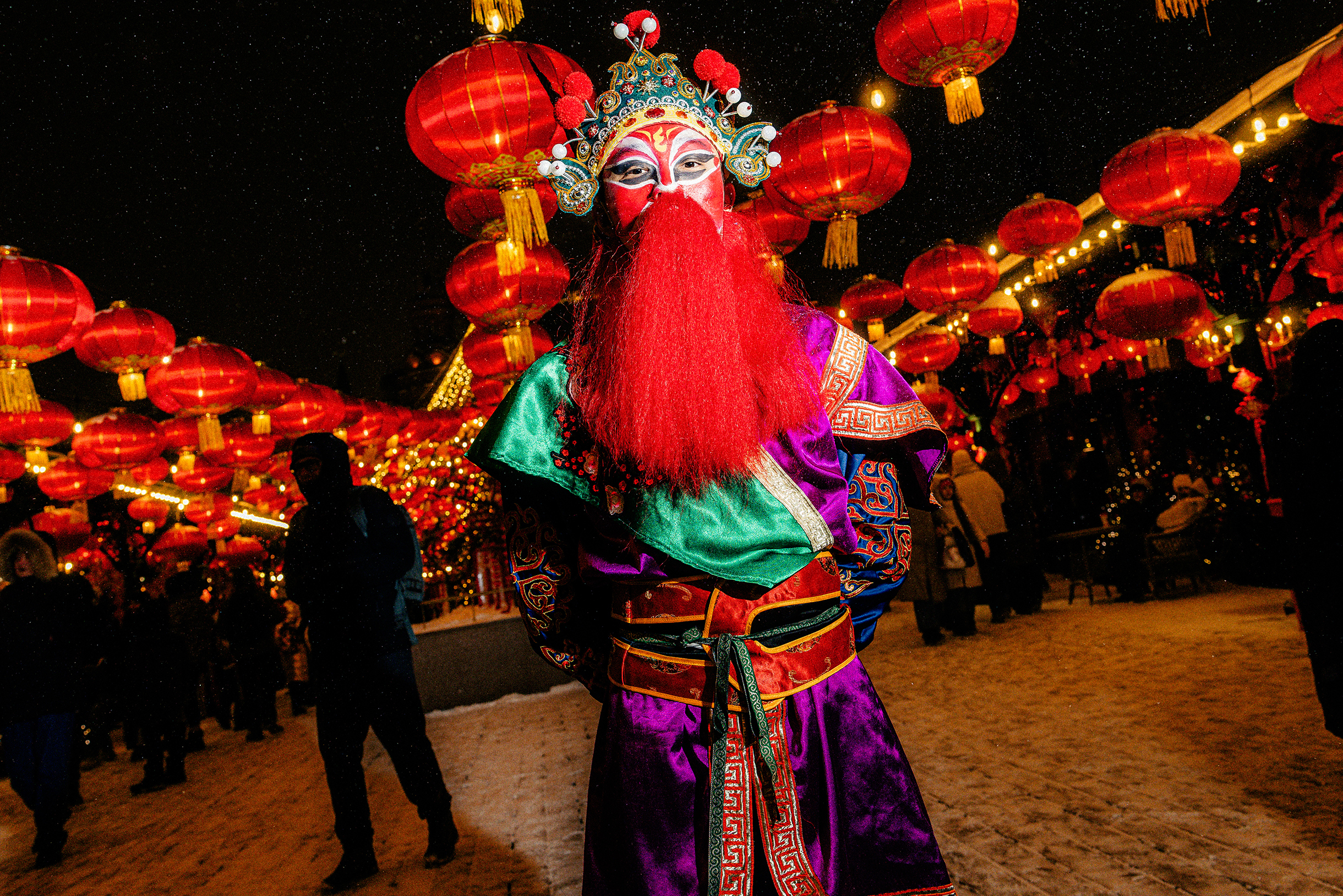 «Мы впервые приехали выступать в Россию. Атмосфера праздника здесь очень похожа на ту, что мы создаем в Китае. Как будто весь мир вместе с нами отмечает Новый год. Организаторам однозначно удалось передать дух Праздника весны в Москве — дух всеобщего единения и счастья, — рассказывает Лин Сяосин, танцор молодежного коллектива исполнителей ингэ „Пунин Фумэй“ из провинции Гуандун. — Приглашаю всех российских друзей в Гуандун, чтобы посмотреть на наши обычаи»