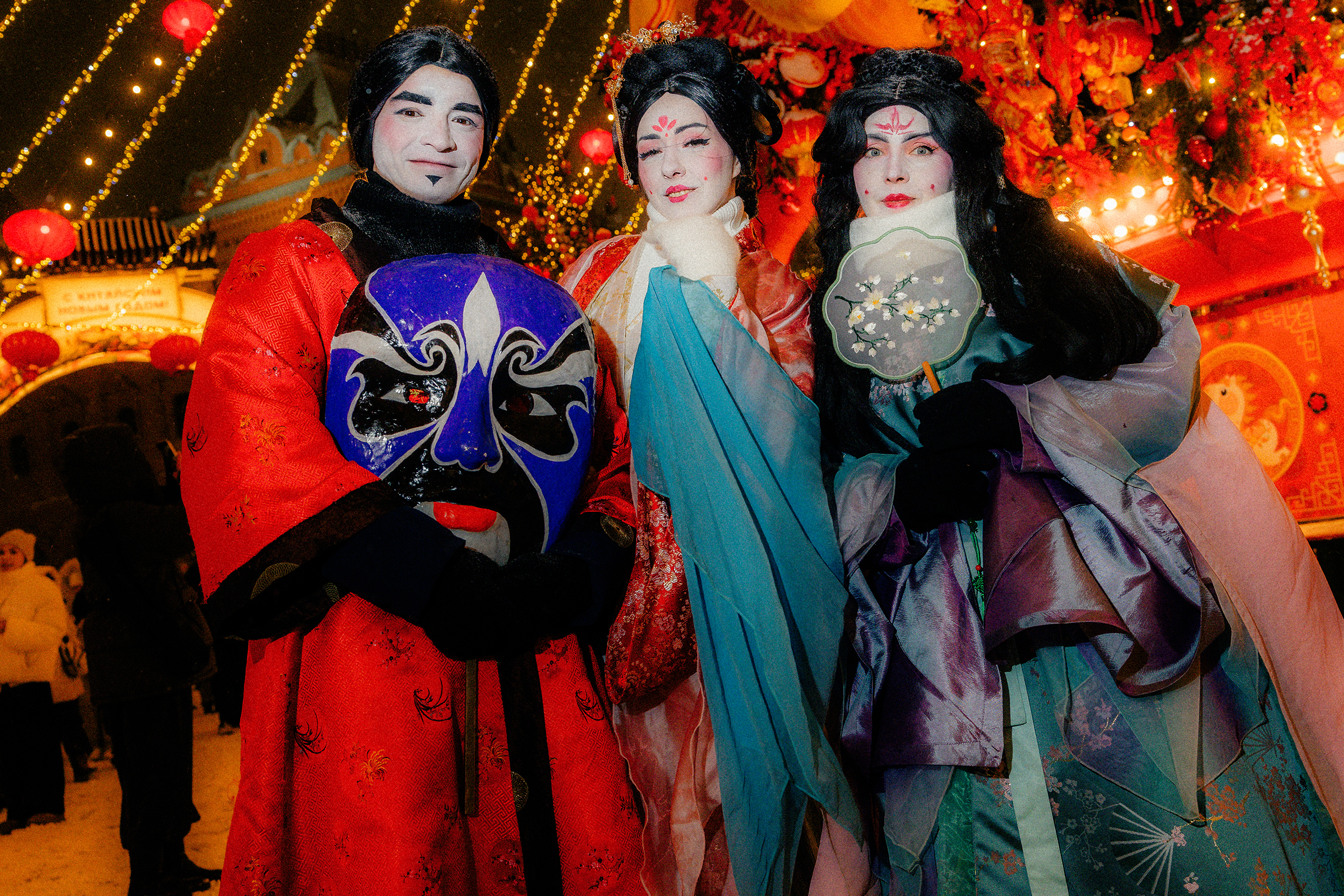 По Манежной площади гуляют артисты в традиционных китайских костюмах — с ними можно пообщаться и сделать эффектные фотографии