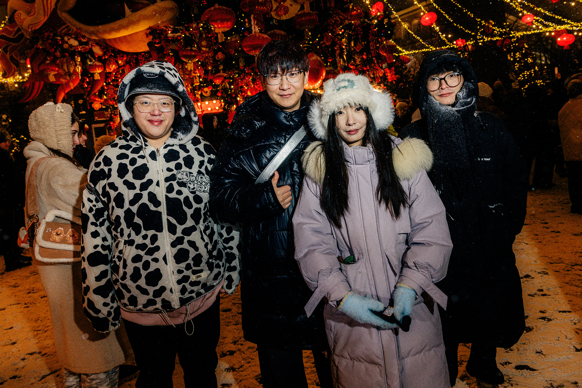 Открытие фестиваля посетили много гостей из Китая — студенты московских вузов, те, кто живет в России, или туристы. «Здесь очень красиво. И атмосфера, и еда, и музыка — все повторяет то, что можно увидеть и почувствовать в Китае», — отмечают гости фестиваля Вэй Юйсян, Дун Жань, Цзоу Хаоюй, Ли Кунь