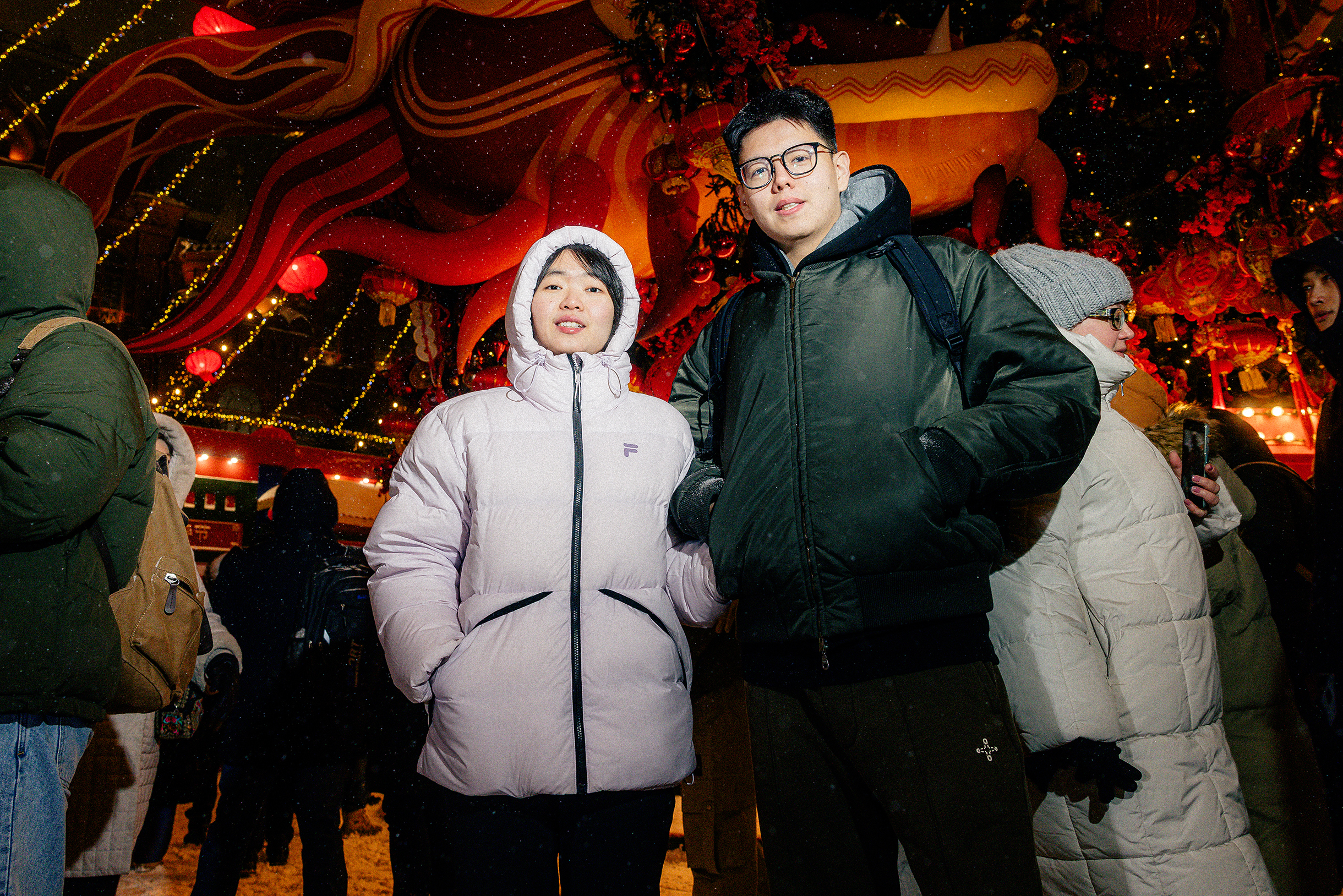 По словам гостей из Поднебесной, китайский Новый год в Москве отличает от праздника в Китае только холод. Например, в Пекине сейчас +10 °C. «Оформление похоже на то, что используют у нас. Обстановка веселая, праздничная. Единственный минус — очень холодно», — говорят гости фестиваля Чэн Юйцзюнь и Ду Бохань