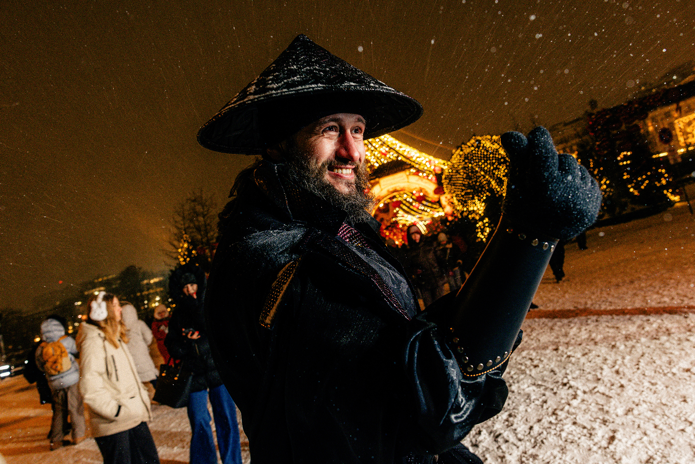 Артисты в традиционных костюмах разыгрывают сцену из классического китайского танца с драконом