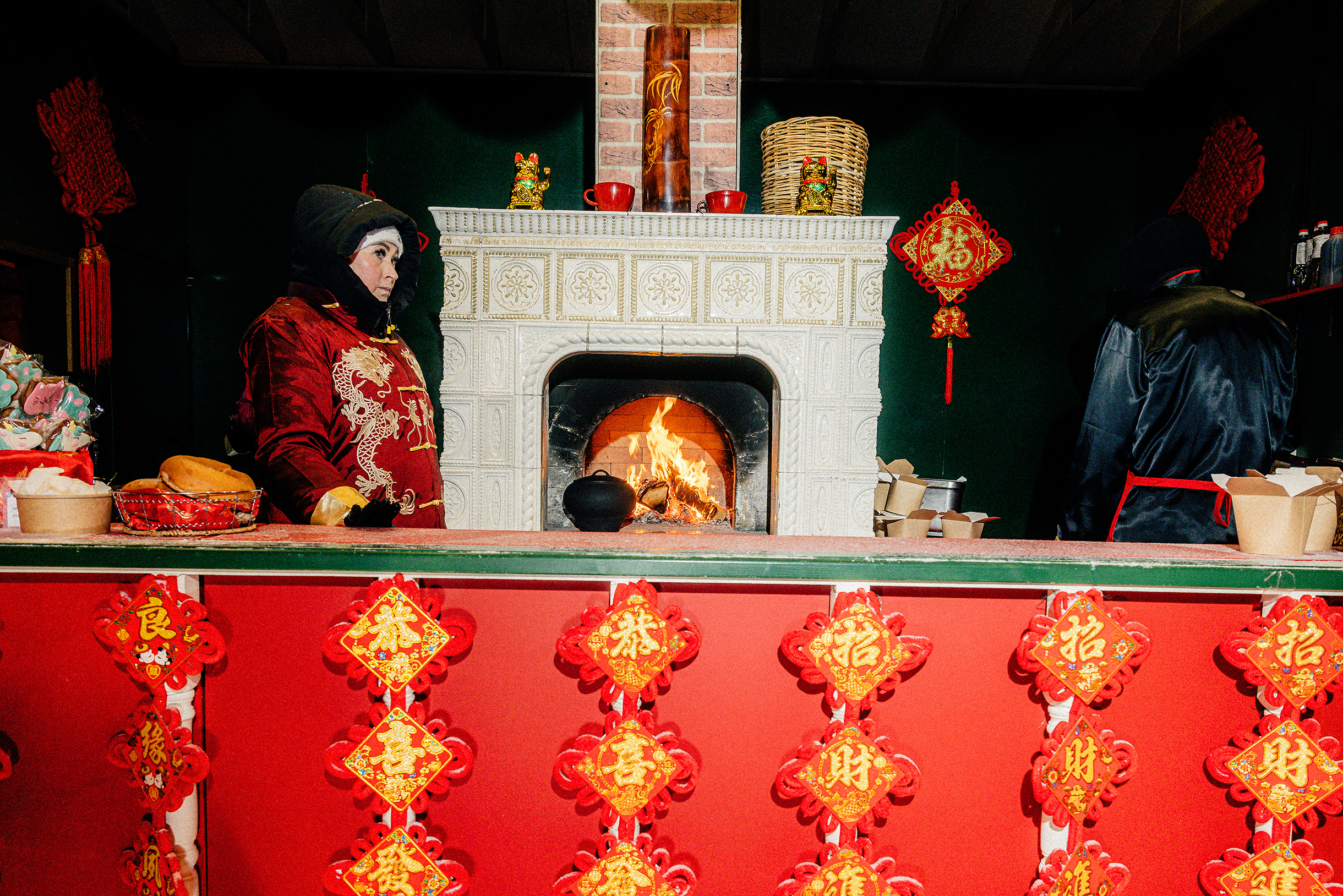 На фудкорте готовят уличные хиты китайской кухни: шашлычки на шпажках, лапшу, закуски, сладости и горячие напитки, — чтобы посетители могли перекусить прямо во время прогулки по фестивалю