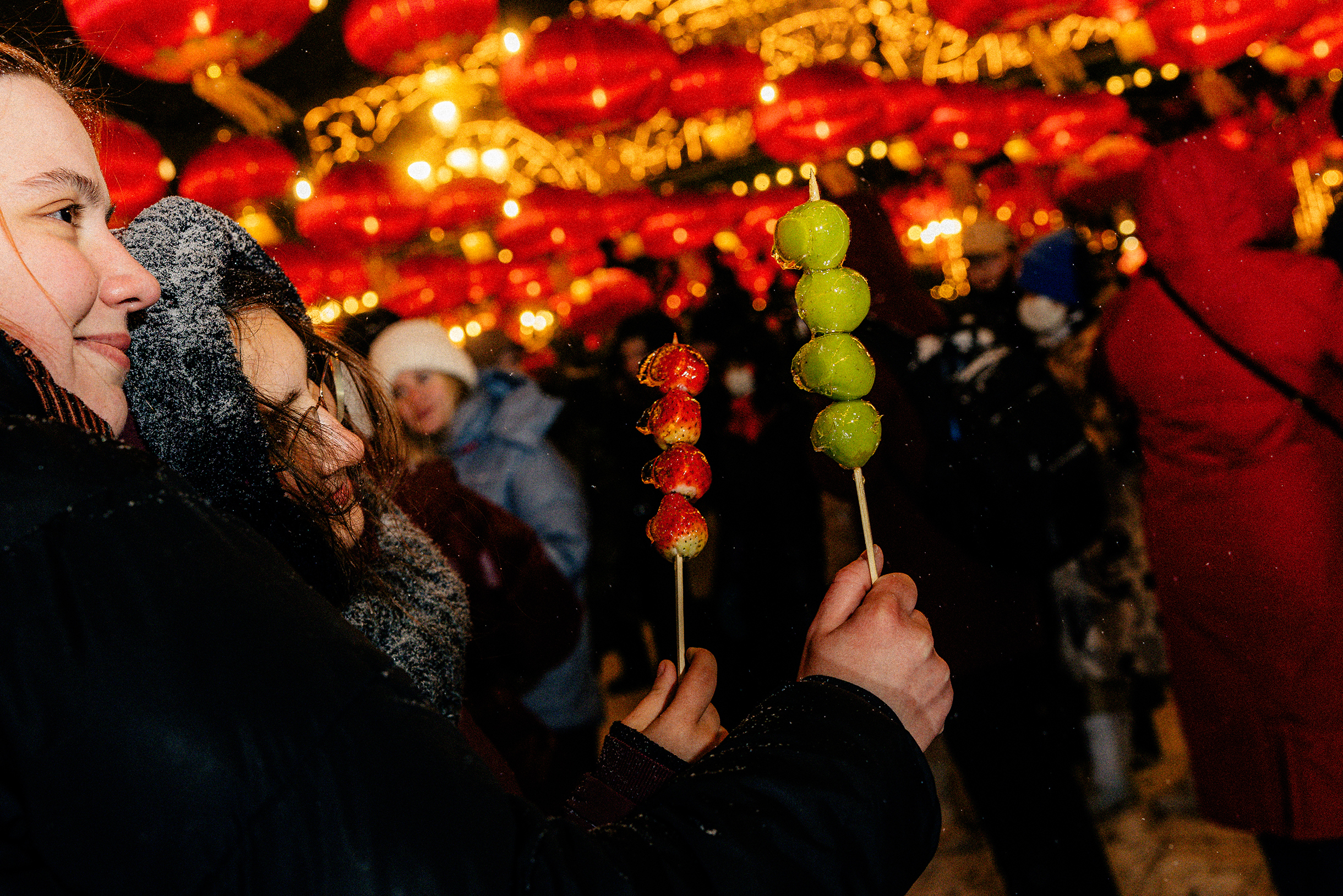 Тангулу — традиционные китайские сладости на шпажке: фрукты, чаще всего клубника, виноград или боярышник, покрытые тонкой хрустящей карамельной глазурью. Популярный уличный десерт, который обычно едят прямо с палочки