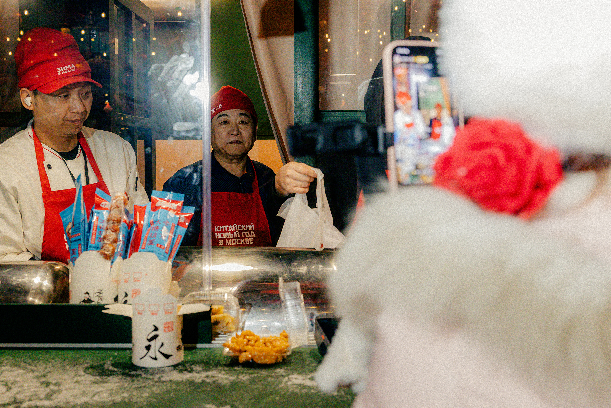 К вечеру у точек с едой выстраиваются очереди. Закуски готовят прямо при посетителях, на открытом огне и гриле