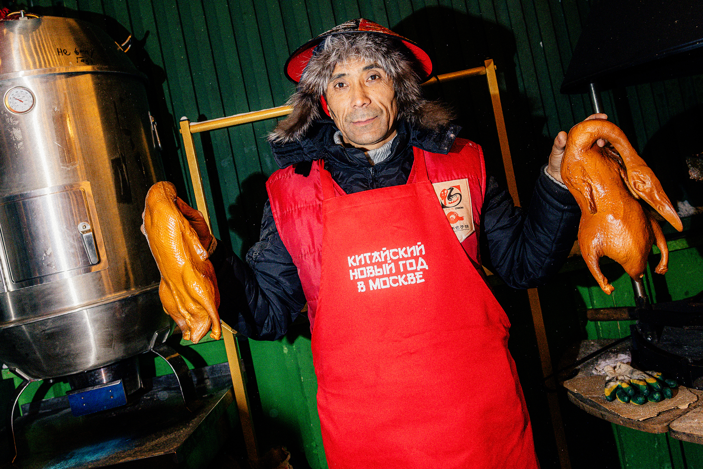 Продавец уличной еды с запеченной уткой по-китайски — одним из самых необычных стритфуд-лакомств фестиваля