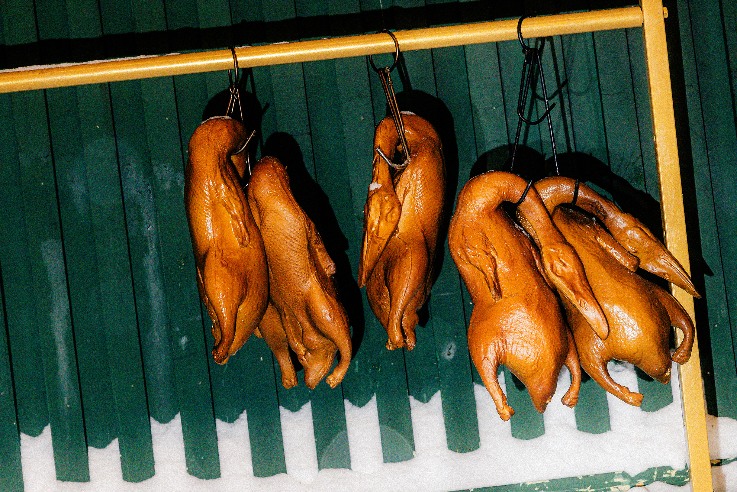 Румяные тушки запеченной утки по-китайски