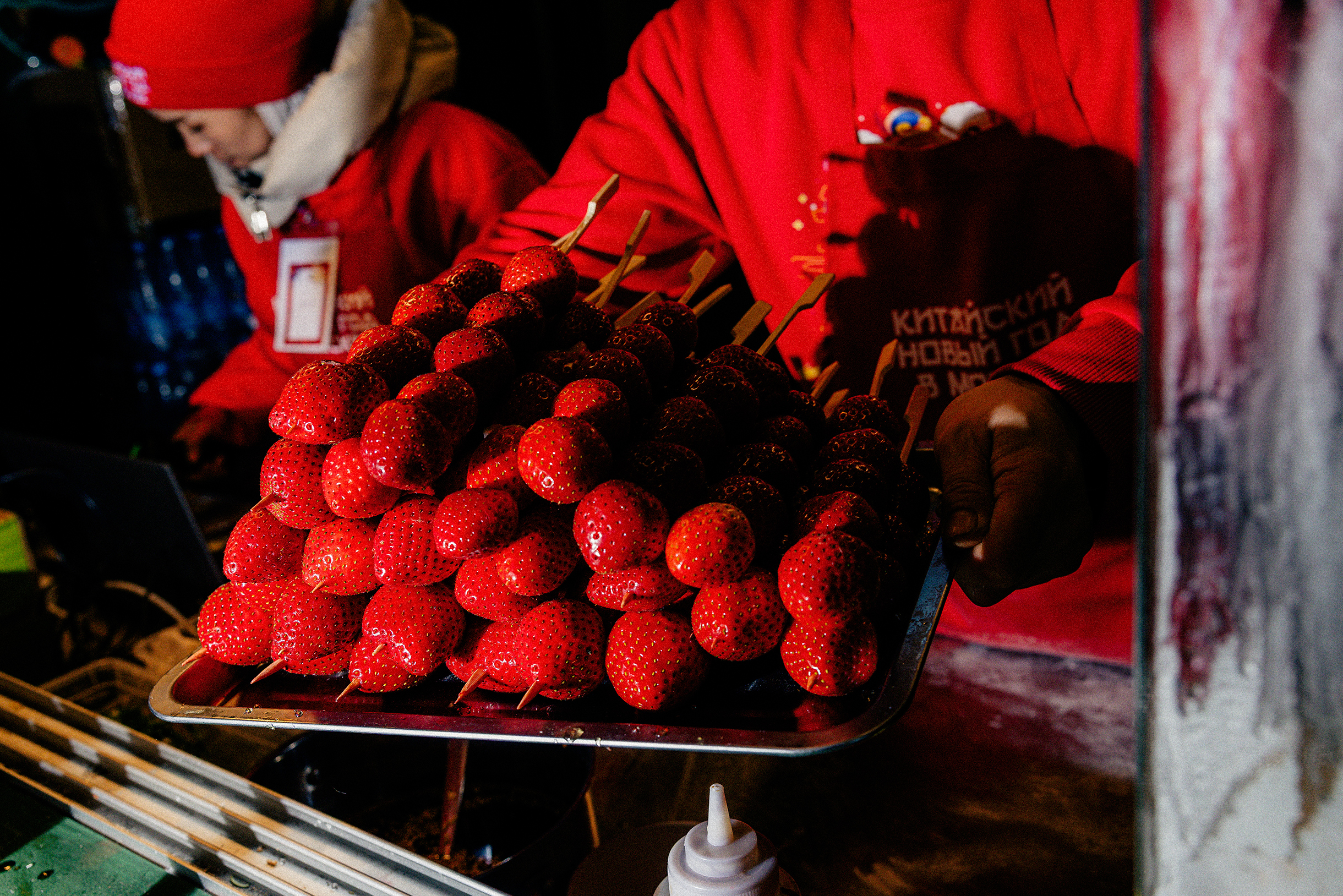 Можно вспомнить лето и найти совсем нетипичную для московской зимы огромную клубнику