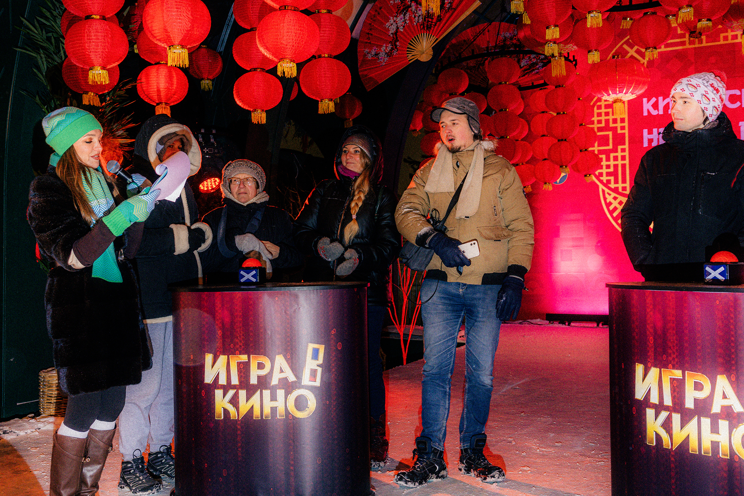 Кроме того, на сцене проводят различные интерактивы и викторины — участвовать могут все желающие