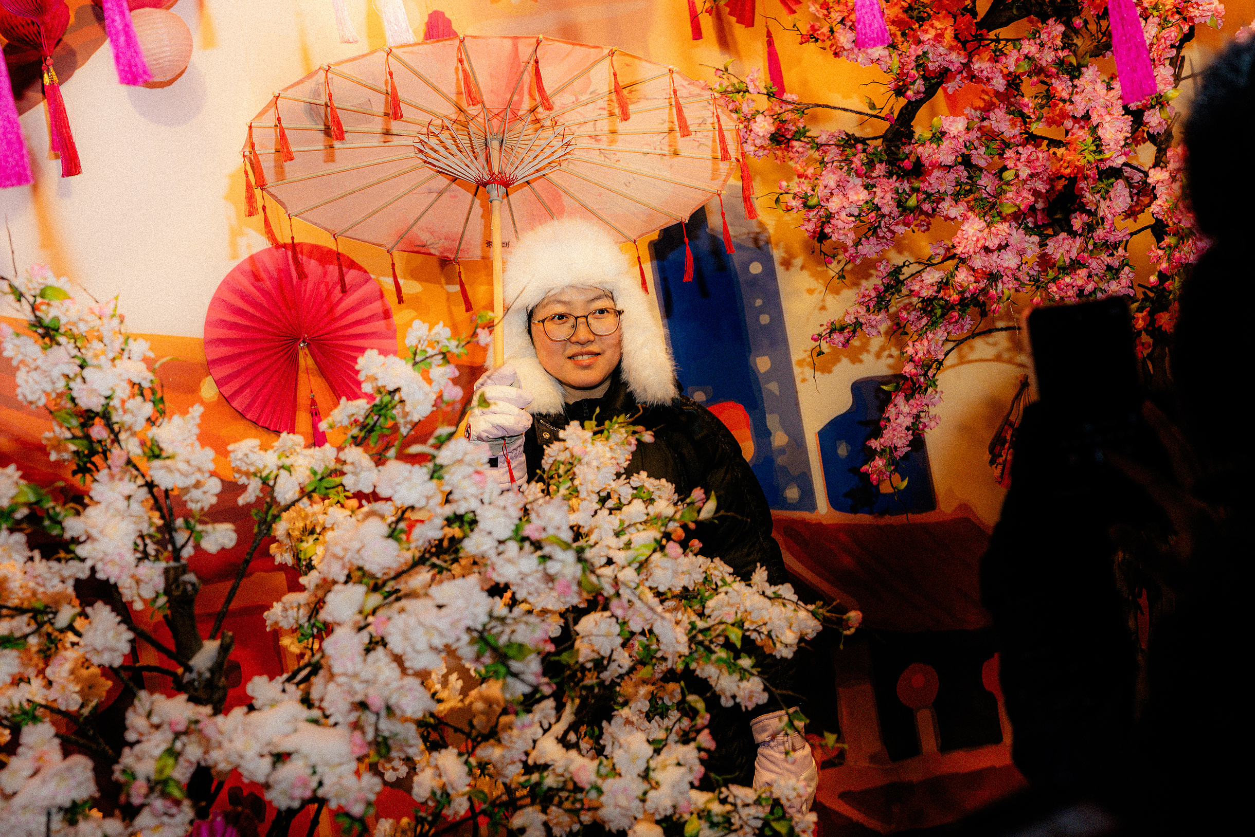 По всей Манежной площади работают тематические фотозоны — с цветущей сакурой, подвесными фонариками, бумажными зонтиками и яркими восточными декорациями, которые смотрятся еще эффектнее на фоне красного Кремля