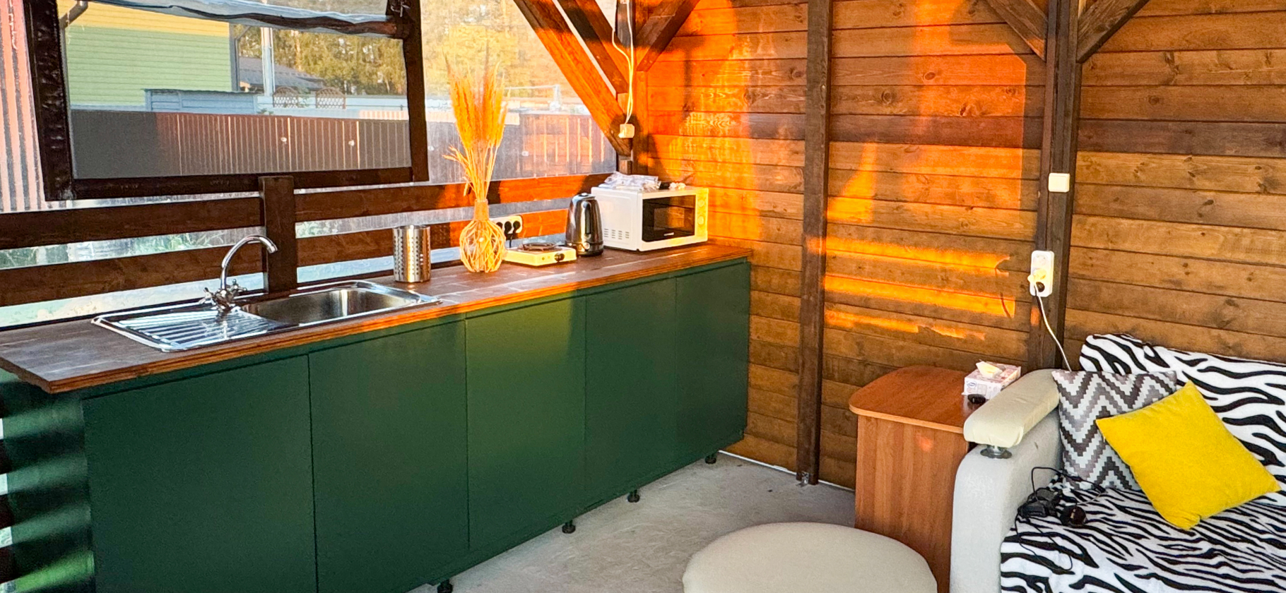 «Муж собрал по сосе­дям шесть тумб»: как мы обу­строили летнюю кухню в беседке