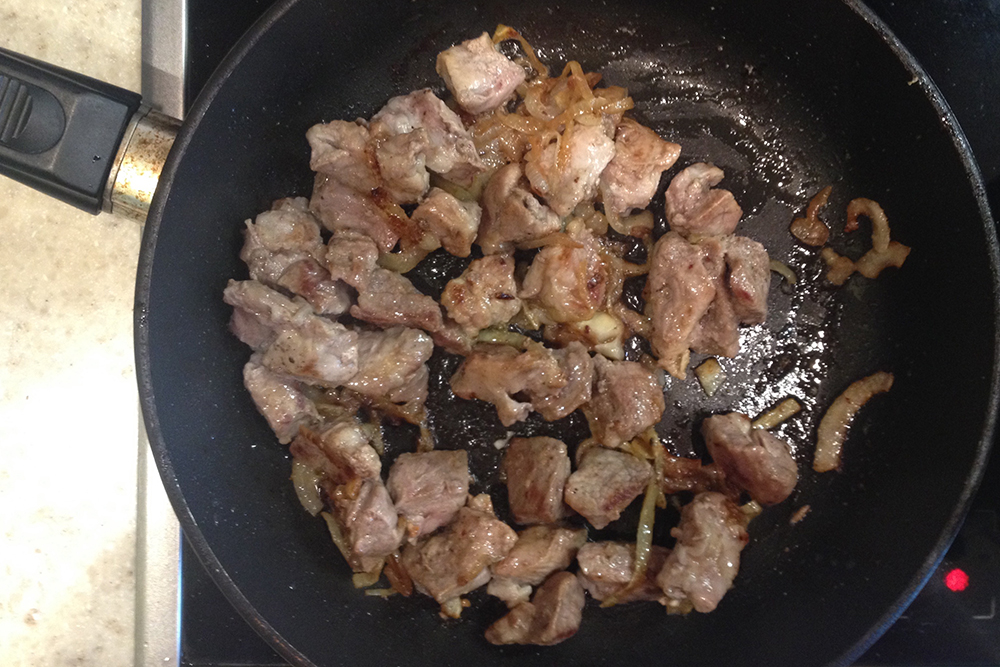 Обжарьте мясо до золотистой корочки: она даст дополнительный вкус блюду