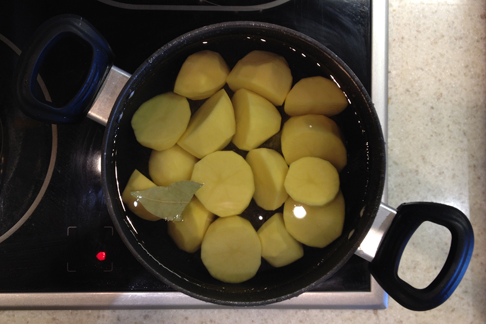 Картошка — традиционный гарнир к рыбе. Для трех порций ее понадобится гораздо меньше