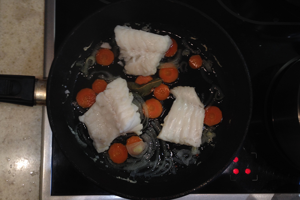 Рыба готовится очень быстро — несколько минут. Поэтому приступайте к ней тогда, когда все остальные составляющие блюда почти готовы