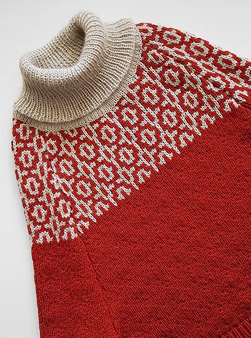 Чтобы получился свитер, сначала вяжут все детали по отдельности, а потом их сшивают