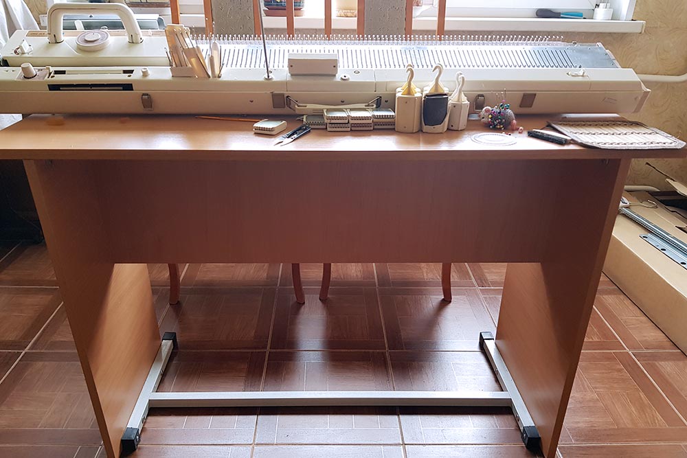 В моих столах нет ящиков, зато широкие столешницы, а деревянные опоры снизу закреплены металлом
