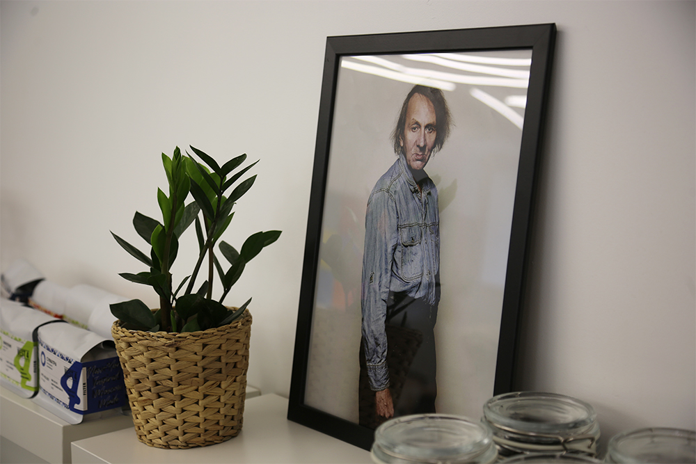 У нас на стойке висел портрет Мишеля Уэльбека. «Это ваш основатель?» — часто спрашивали гости
