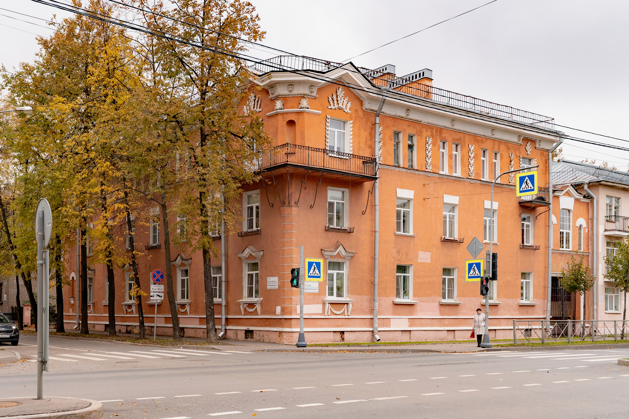 Типичная послевоенная жилая застройка проспекта Ленина