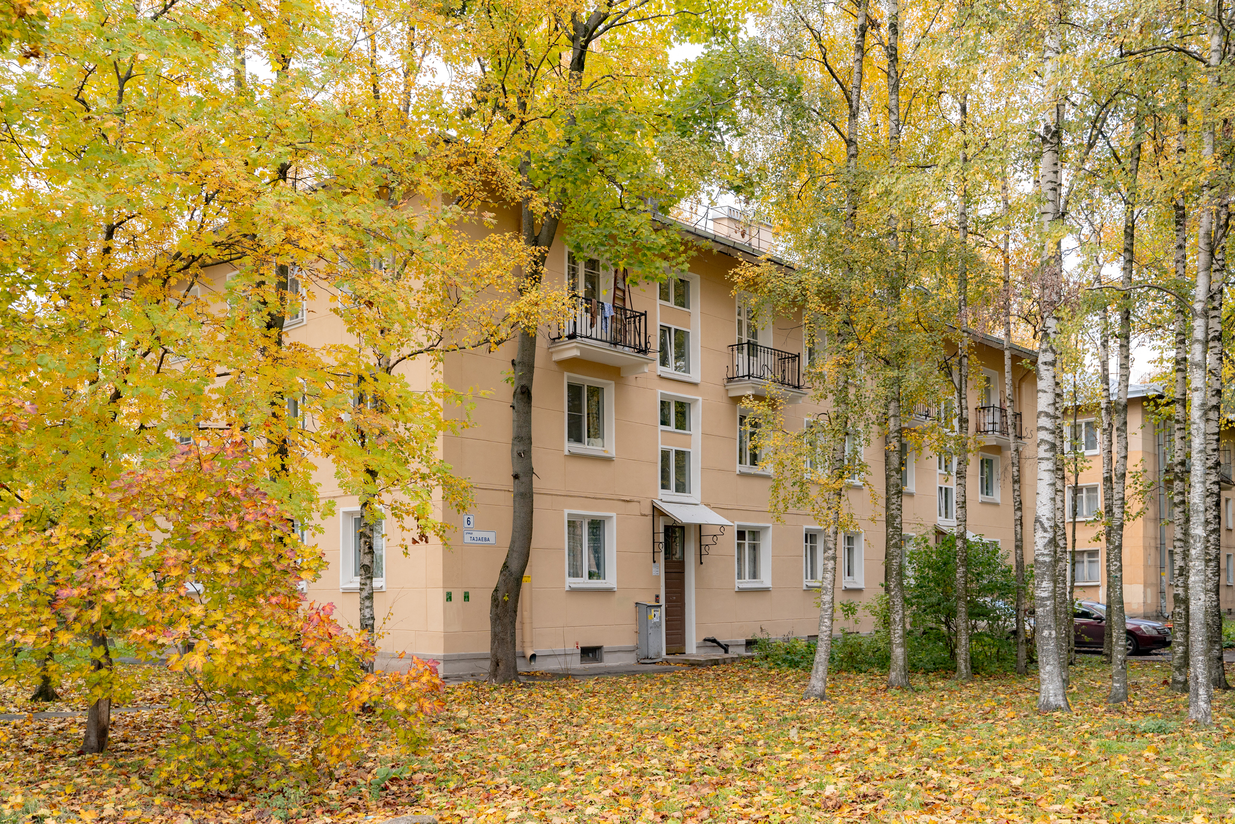 Так выглядит жилая застройка образца 1960⁠-⁠х годов вдоль Новгородской улицы, на территории бывшей Никольской слободы