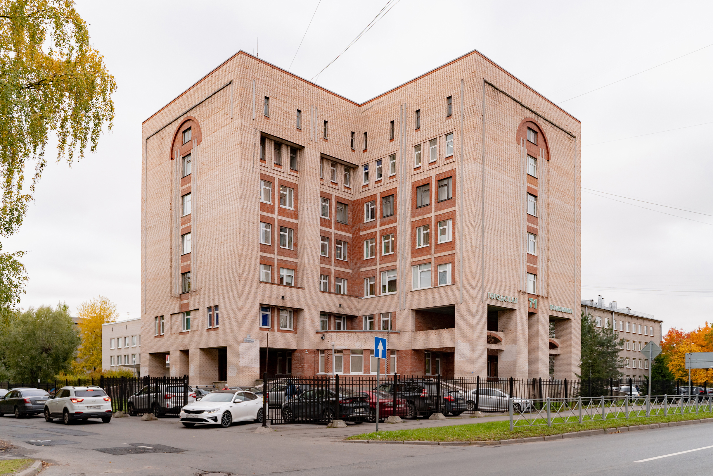 Большинство поликлиник в Колпине — узнаваемые типовые трехэтажные здания. Здание поликлиники № 71 на Павловской улице относительно новое — построено в 1971 году