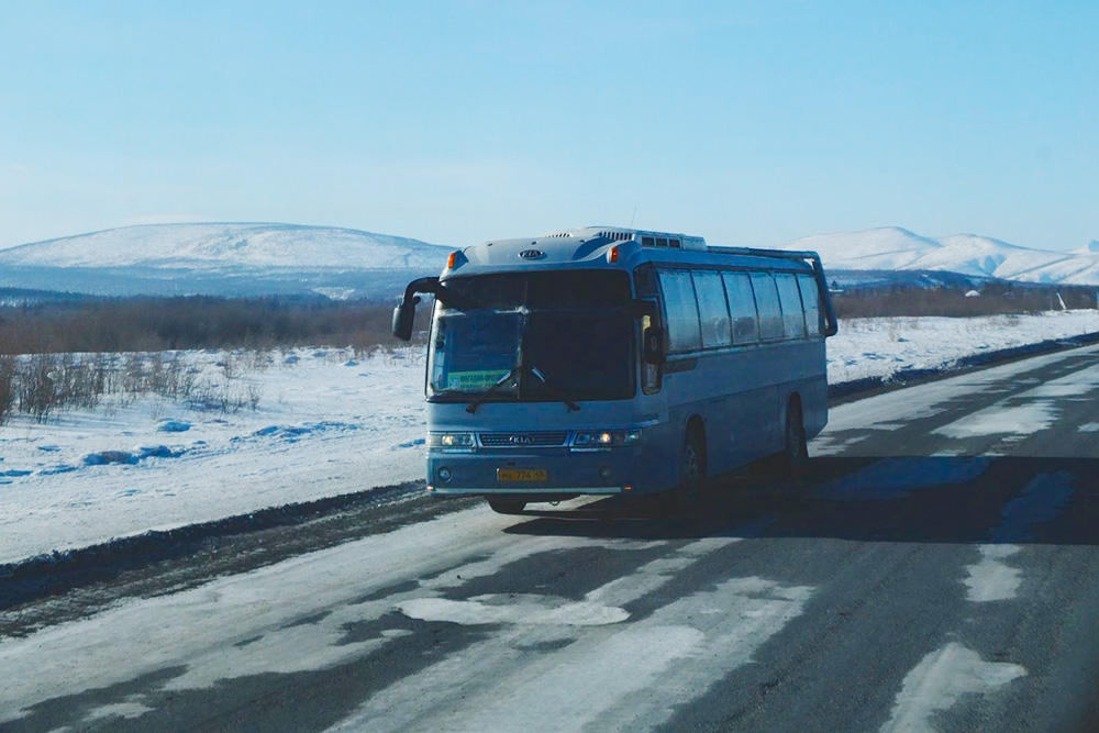 Самый дорогой и дальний автобусный маршрут — из Магадана в Сусуман: 600 км, 16 часов в пути и 2800 рублей за билет