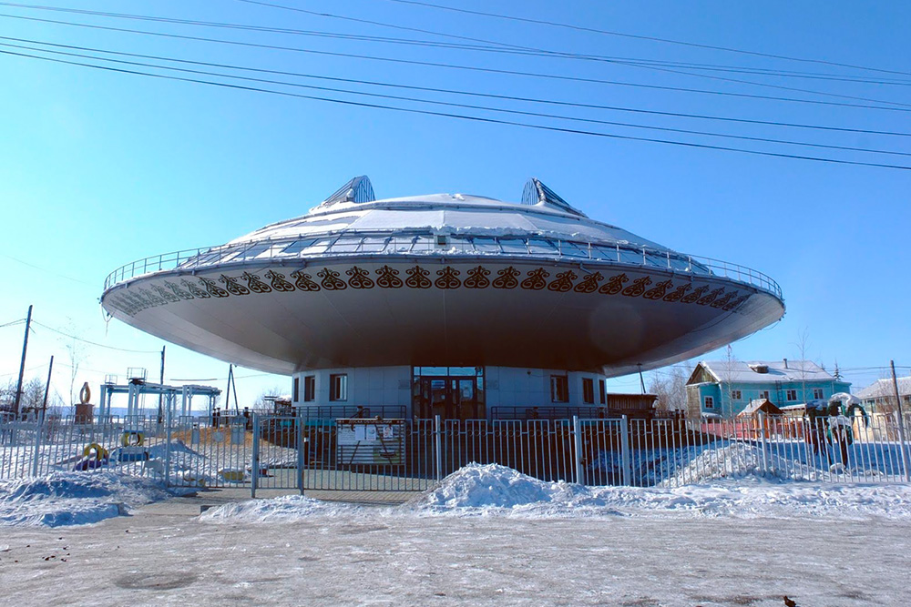 В 2013 году в Хандыге появился дом культуры «Манчаары» в форме огромной летающей тарелки