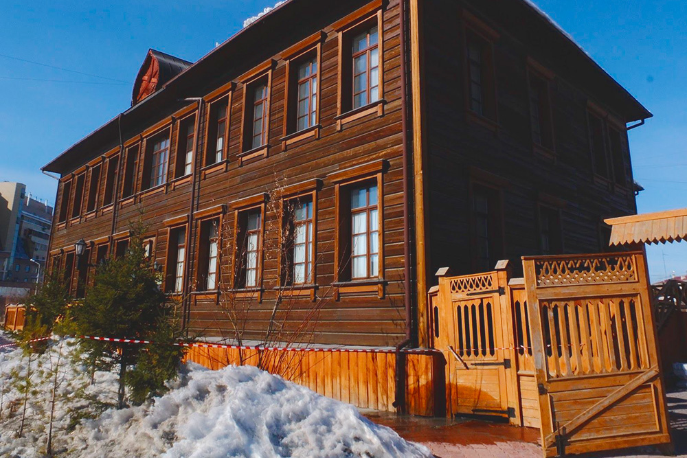 Старым городом в Якутске называют восстановленный деревянный острог 17 века, в зданиях которого расположились магазины одежды, сувениров и ювелирных изделий