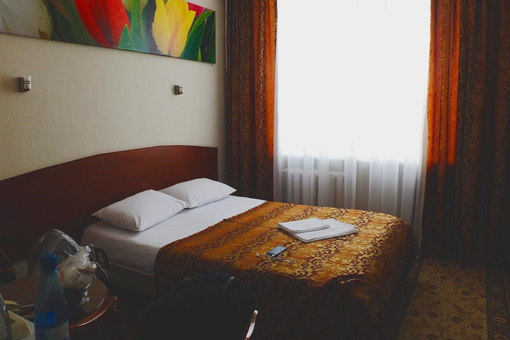 Гостиница «Магадан» — бывшая советская гостиница после капремонта. Стоит 4 тысячи за номер с завтраком