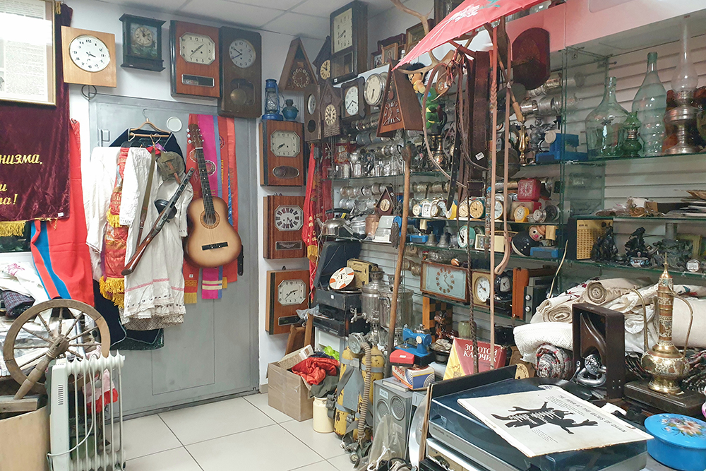 Внутри — почти музей советского быта: часы, пластинки, проигрыватели, гитары, знамена и даже акваланг