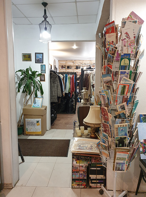 Магазин «Свалка» в Казани выглядит как типичная комиссионка: люди приносят сюда одежду, обувь, книги, пластинки, посуду. Но делают это бесплатно — получается своего рода благотворительность. Такой магазин нельзя назвать комиссионным