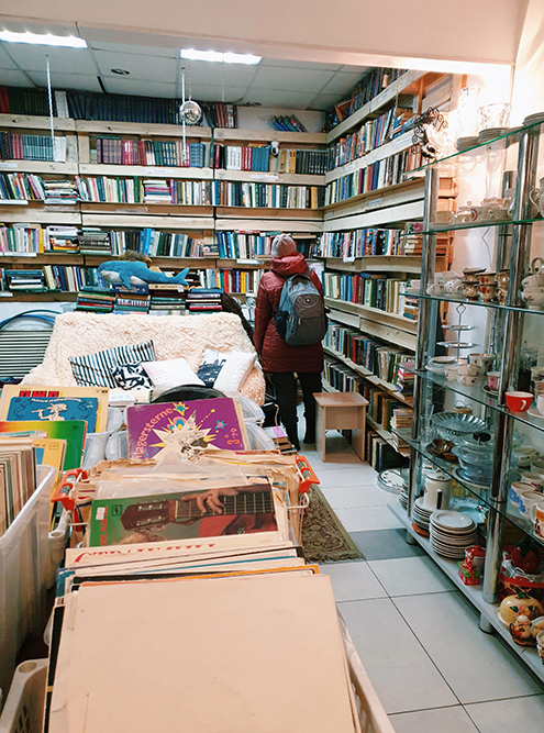 Магазин «Свалка» в Казани выглядит как типичная комиссионка: люди приносят сюда одежду, обувь, книги, пластинки, посуду. Но делают это бесплатно — получается своего рода благотворительность. Такой магазин нельзя назвать комиссионным