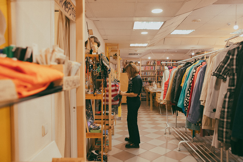 Новосибирский благотворительный секонд-хенд Gusto продвигает идею осознанного потребления и повторного использования ненужных вещей. В магазин можно сдать не только одежду, но и книги, посуду, пластинки и так далее. Часть вырученных денег создательницы Gusto перечисляют в благотворительные организации