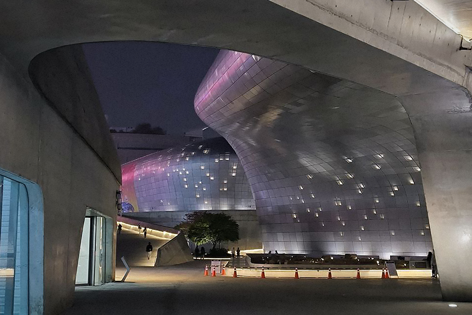 Dongdaemun Design Plaza в ночи
