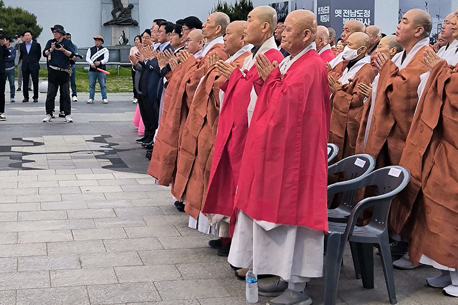 Буддийские монахи