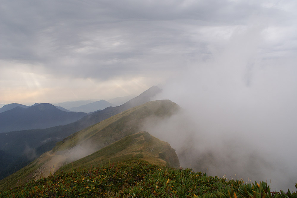 Хребет Аибга в пасмурный сентябрьский день. На нем находятся «Роза Хутор», «Красная Поляна» и «Альпика»