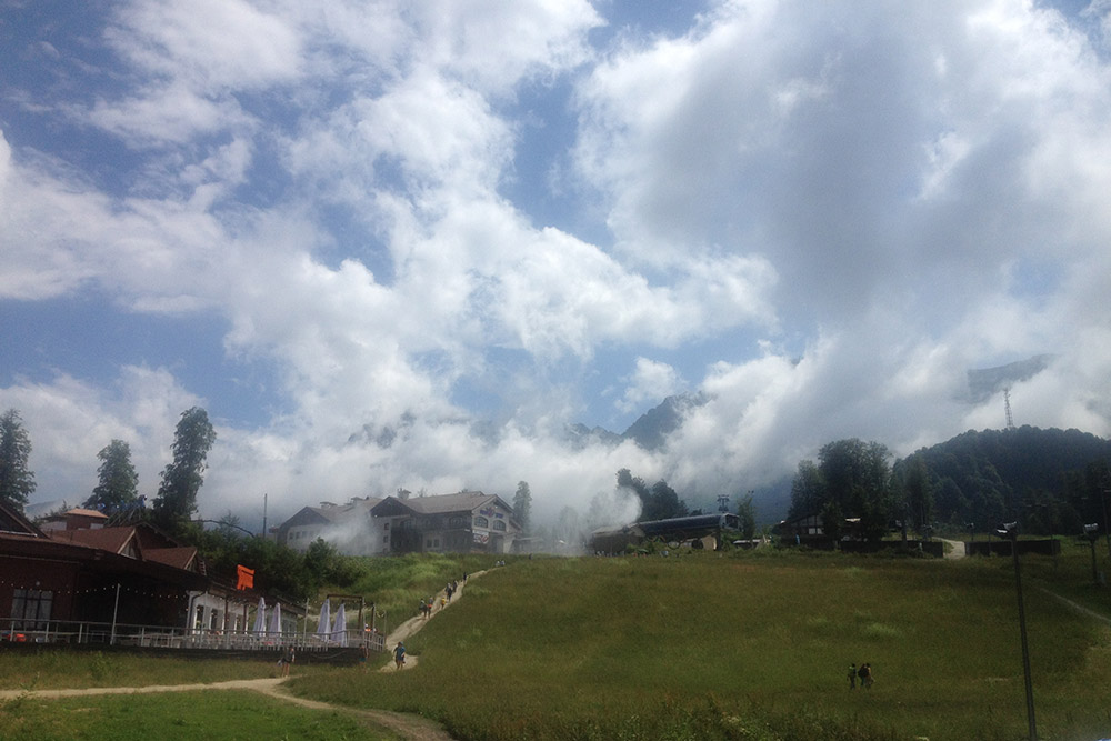 Часто поездка в горы — это шоу облаков. На фото — вид с плато «Розы Хутор» на высоте 1170 метров