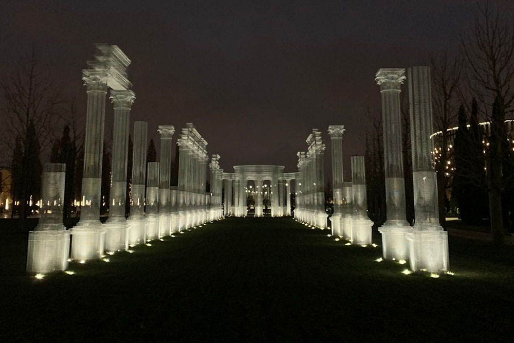 Арт-объект Abstracta в парке «Краснодар» с античными колоннами сделал итальянский художник Эдуардо Тресольди