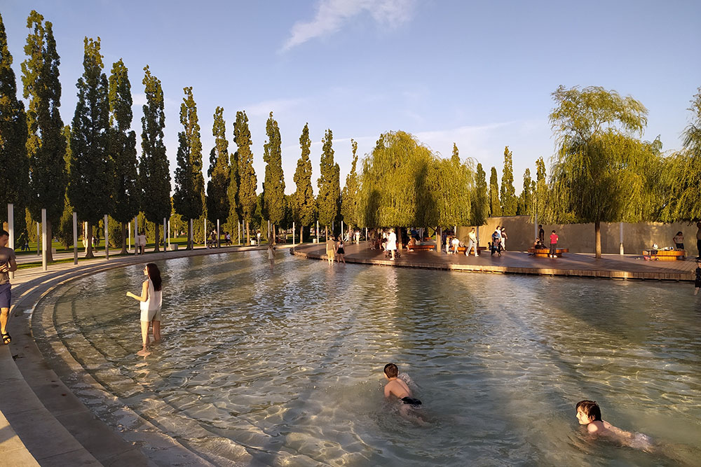 И хотя купаться в фонтанах детям администрация парка не разрешает, в летнее время они превращаются в мини⁠-⁠бассейны