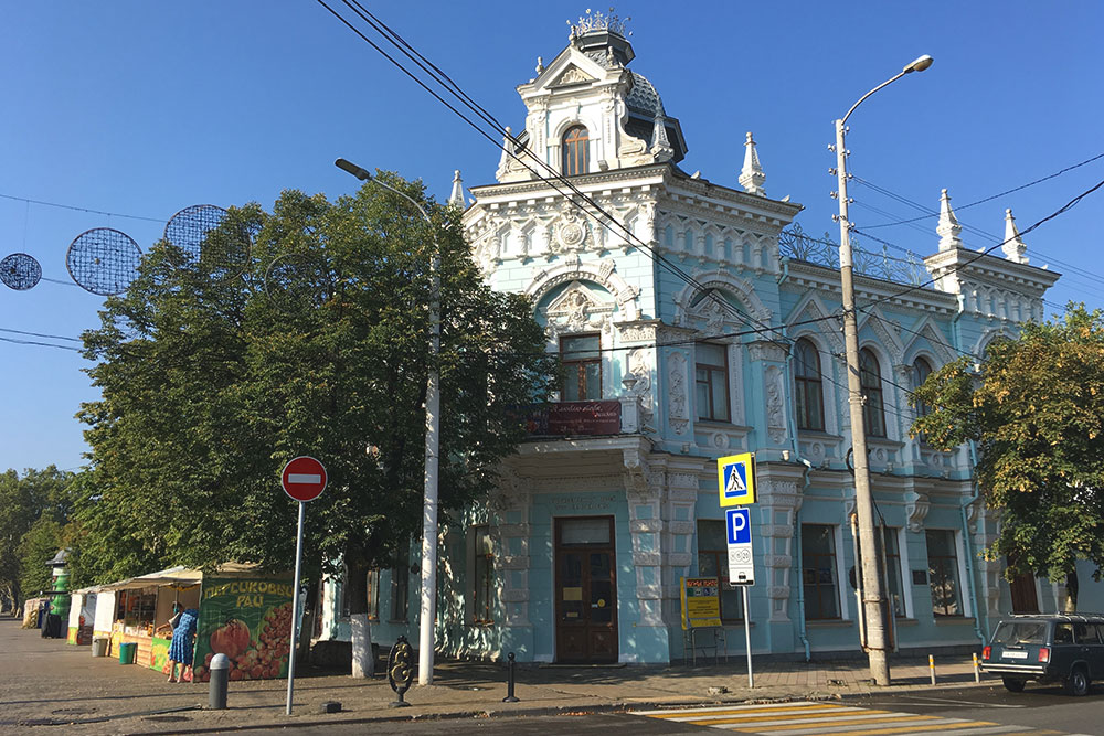 Художественный музей стоит на углу Пушкинской площади. По соседству с ним расположено здание казачьего хора, научная библиотека и краевой суд. Рядом часто проводят ярмарки