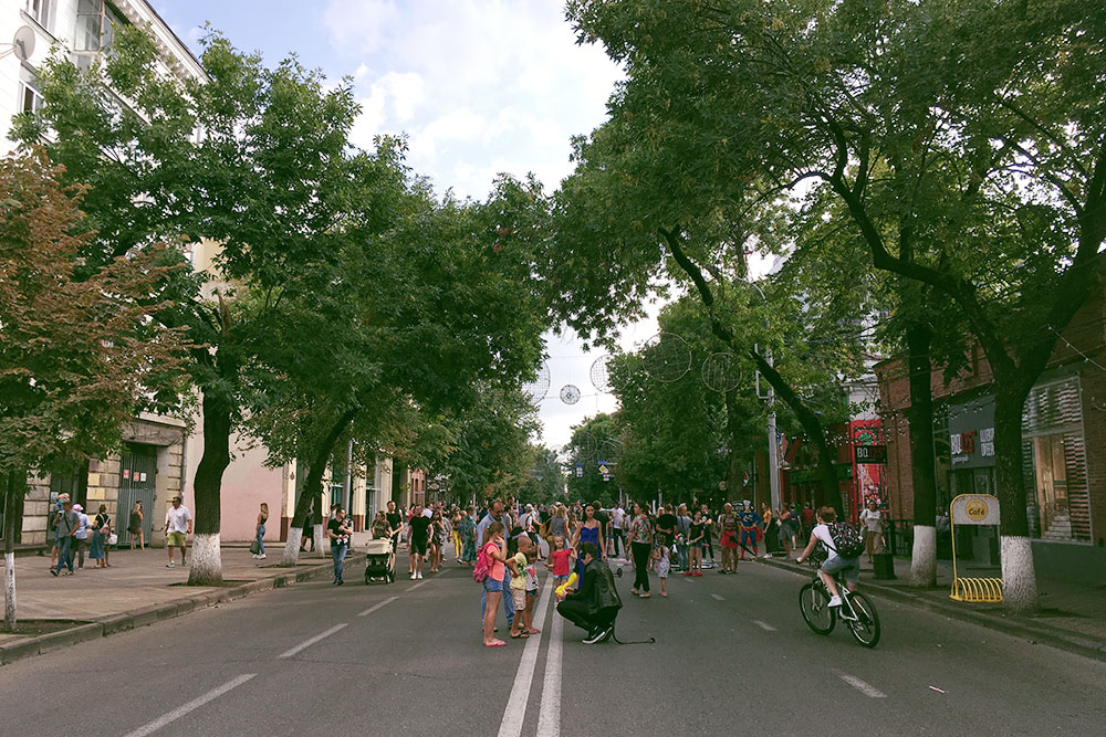 Улица Красная протянулась на 5 км. Это исторический центр города с домами конца 19 века