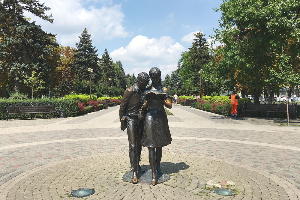 Памятник Шурику и Лидочке обещает студентам удачу на экзаменах