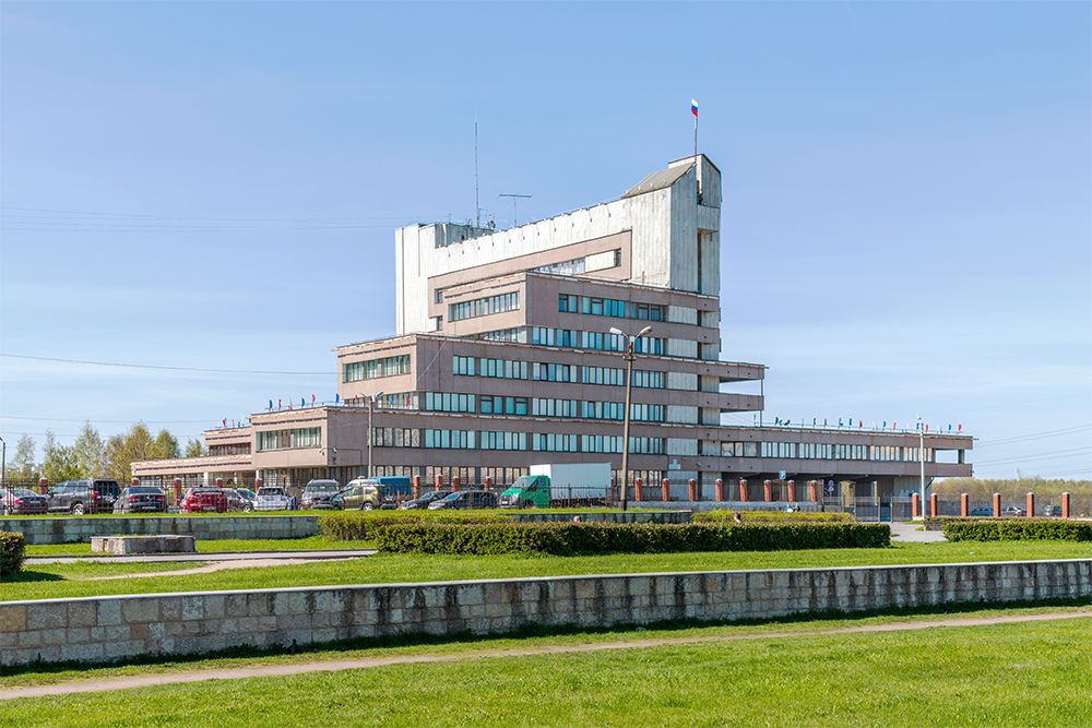 Здание администрации Красносельского района похоже на корабль или приморский отель. Источник: wikimedia.org