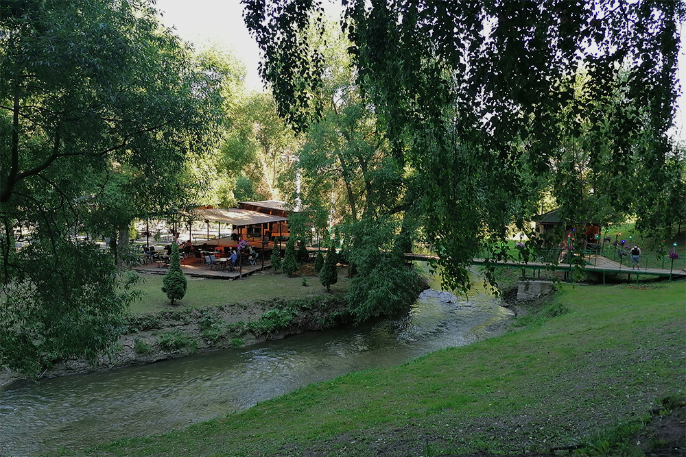 Живописный мостик, ведущий в кафе «Дудергофка»