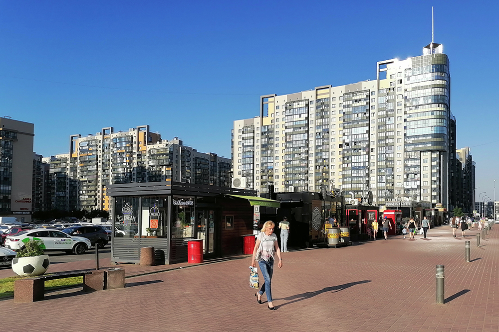 ЖК «Балтийская жемчужина» похож на южный курортный город. Стоимость квартир там начинается в среднем от 7 000 000 ₽